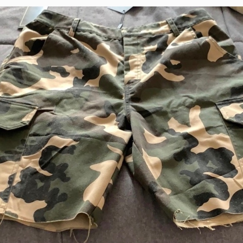 CAMO CARGO SHORTS